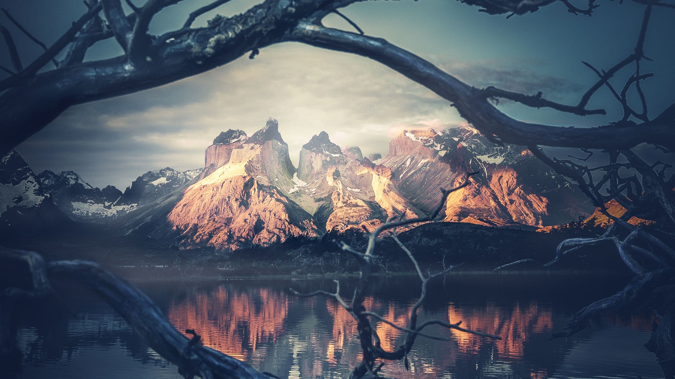 Turistas caminando por la montaña